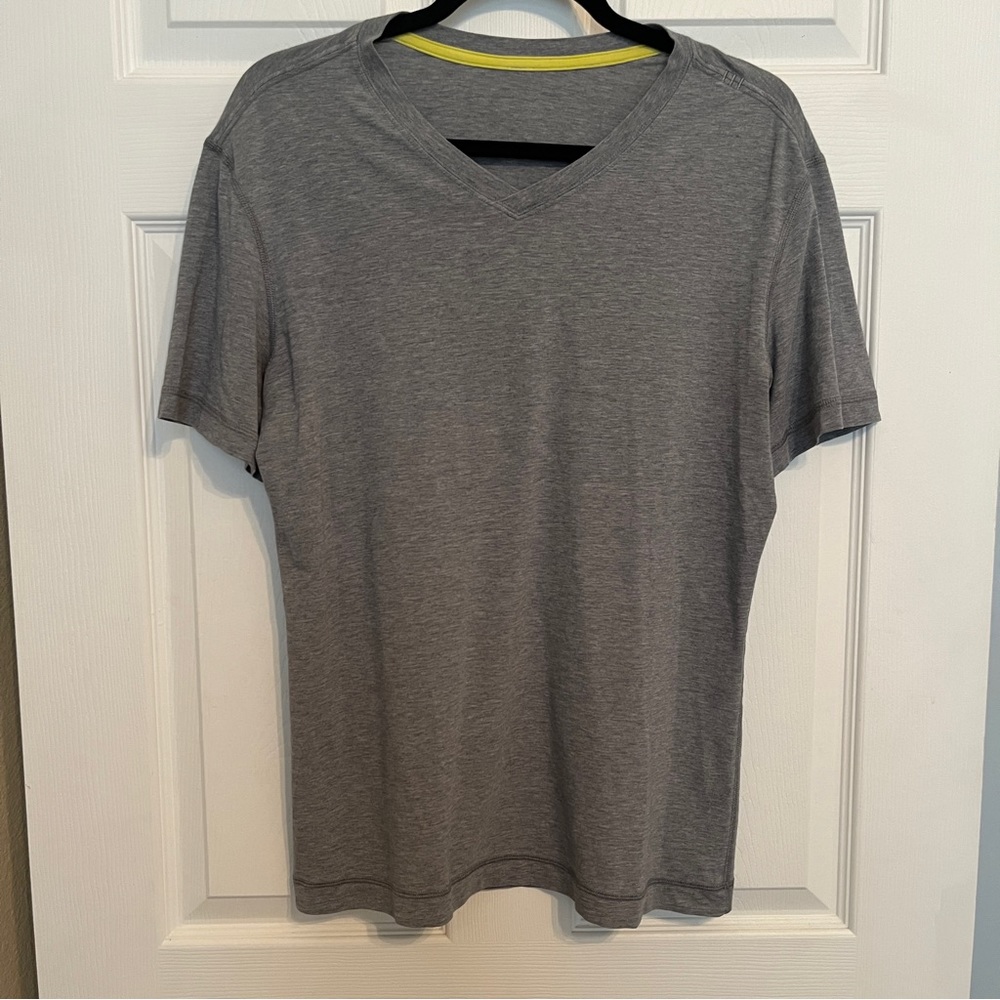 Lululemon Basic V-Neck T-Shirt Light Gray Size Small. Pit to Pit 20” Len…
